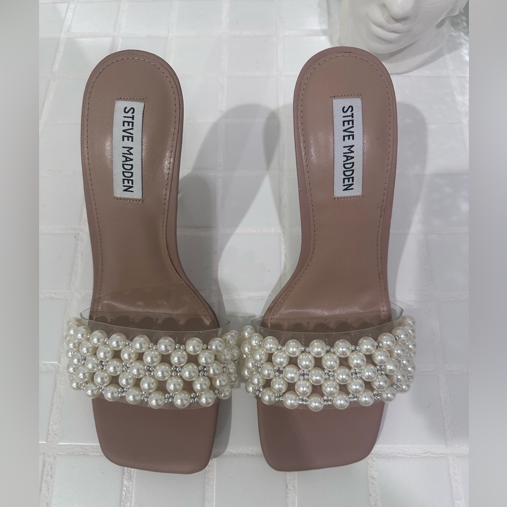Steve Madden Cream Sandals with Elegant Design